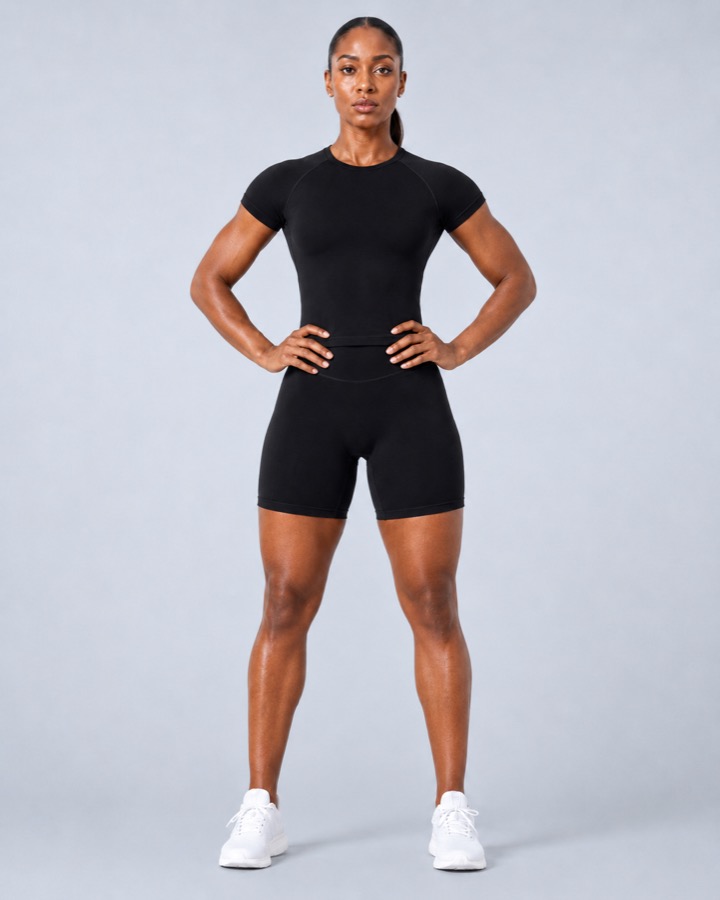 Nahtloses Set aus Kurzarm-Trainingsoberteil mit Rundhals und Shorts